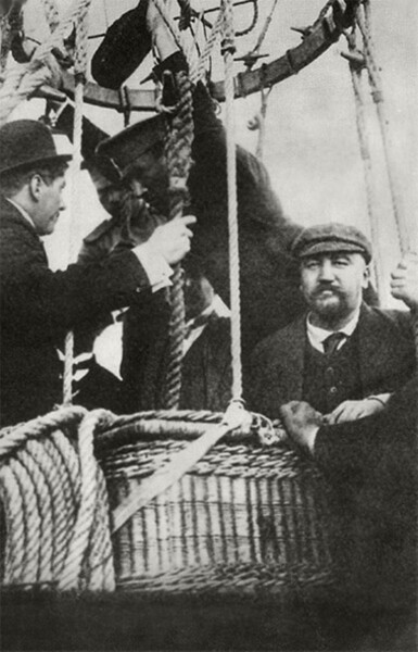 Александр Куприн (крайний с права) в корзине аэростата