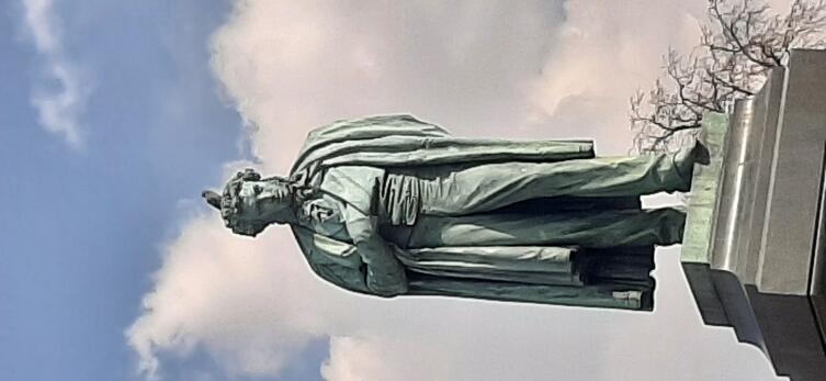Бедный-бедный Александр Сергеевич! Ему критики и злопыхатели при жизни столь не досаждали наверное, как нынче эти голуби.